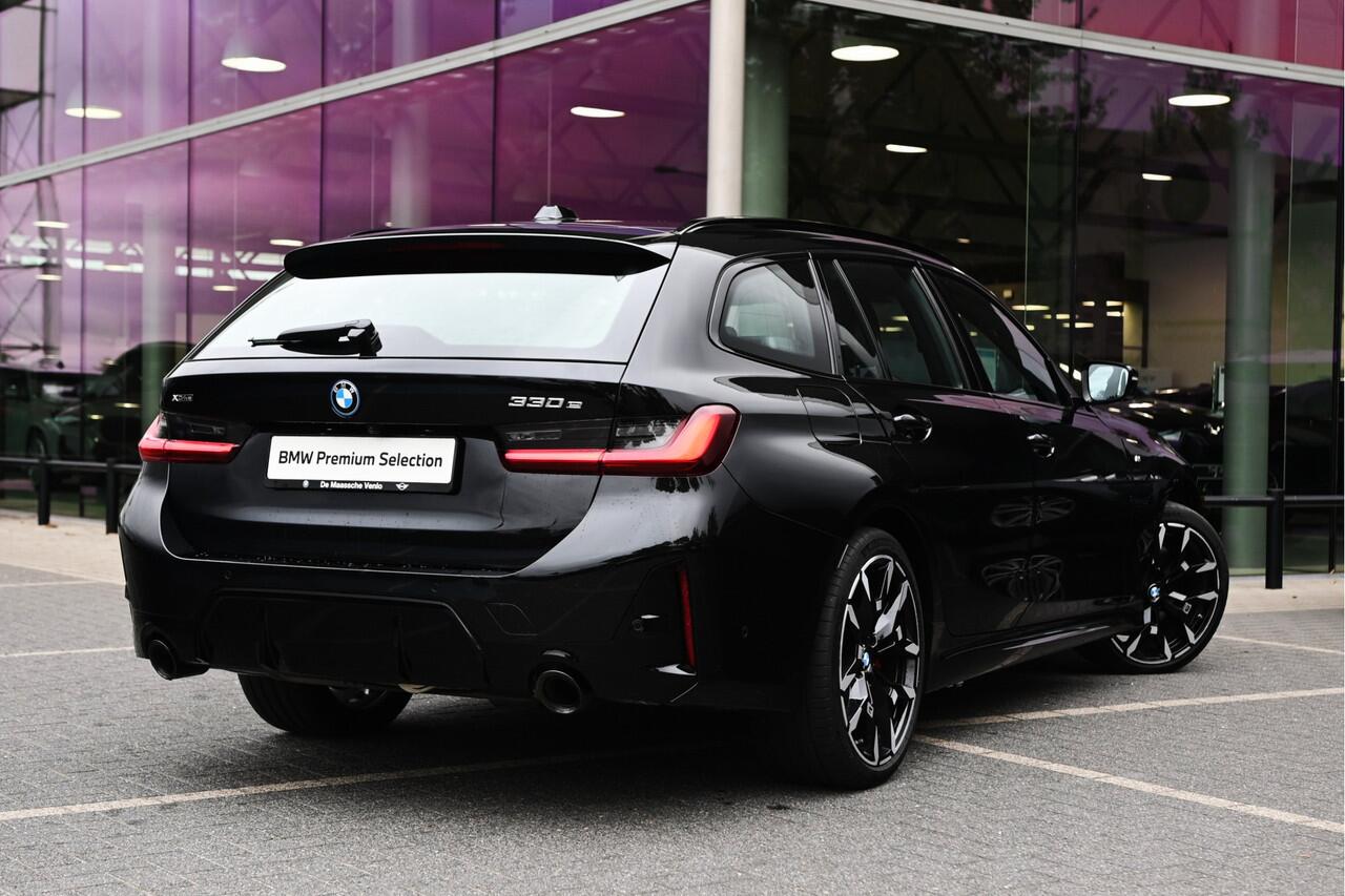 BMW 3-SERIE Touring 330e xDrive M Sport Automaat / Panoramadak / Trekhaak / Sportstoelen / Achteruitrijcamera / Adaptieve LED / Widescreen Display