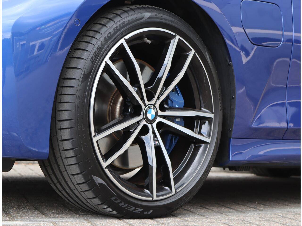 BMW 3-SERIE 330e M-sport | Schuifdak | Leder | H&K | 360 Camera | Org. NL