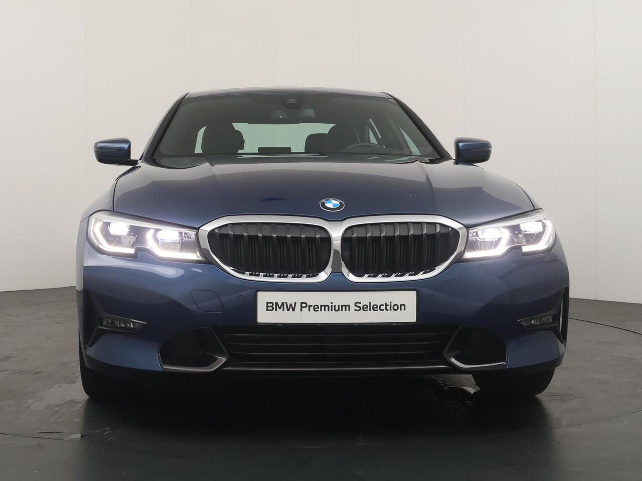 BMW 3-SERIE 320e Business Edition Plus | Trekhaak | Panoramadak | Stoelverwarming |