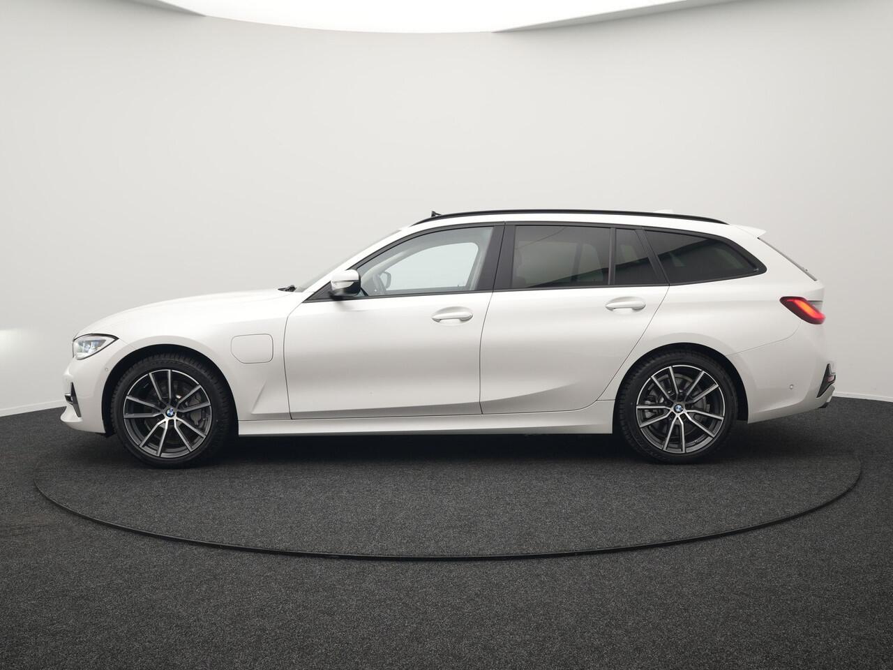 BMW 3-SERIE Touring 330e Plug In Hybrid 293pk Dealer O.H PHEV | Trekhaak Af Fabriek | Panodak | Head Up | Adaptive Cruise | Laser LED | Lederen Sportstoelen Memory & Verwarmd | Keyless | Blis | Apple Carplay | Stuur Verwarmd | Navigatie | DAB |