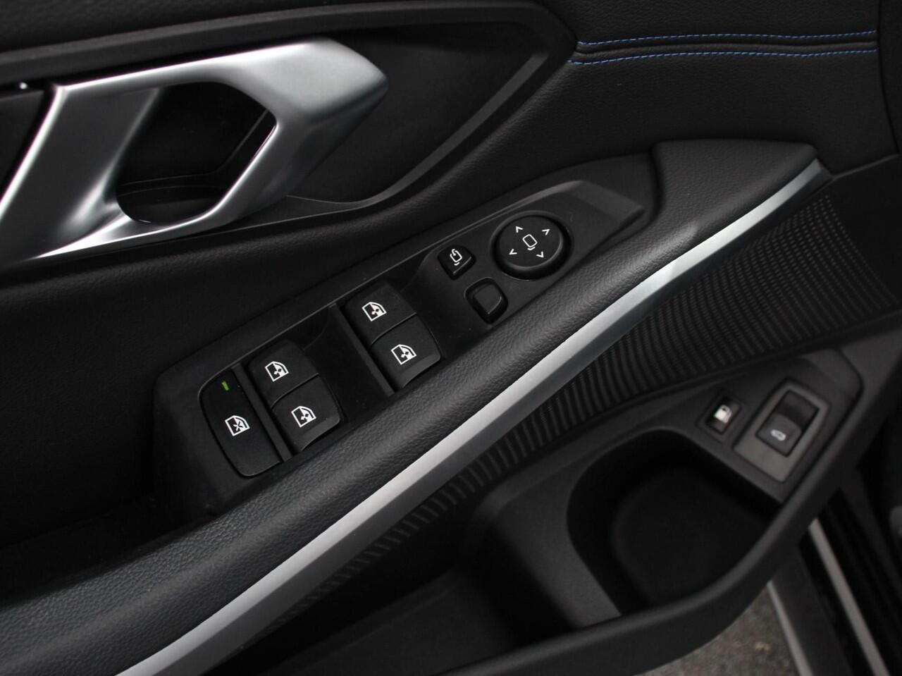 BMW 3-SERIE Touring 330e Touring M Sport PHEV | DEMO ! | Navigatie Climate Control Lichtmetalen velgen LED Virtual Cockpit Parkeersensoren Voor en Achter Achteruitrijcamera Apple carplay/ Andriod auto Stoelverwarming Stuur verwarming Elektrische achterklep Prijs Incl