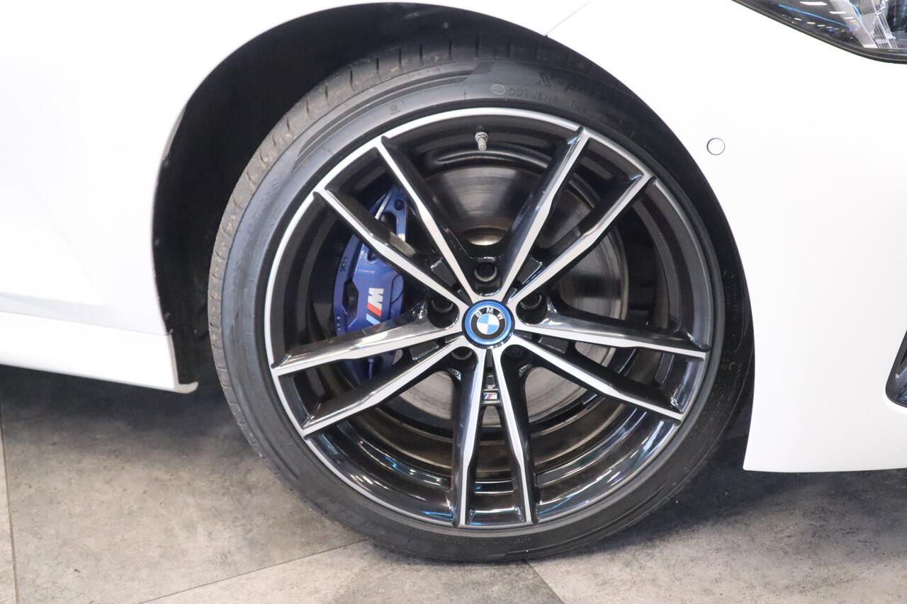 BMW 3-SERIE 330e xDrive ACC Head-UP Leder Elek. stoelen M sport Schuif/kanteldak 24 maanden garantie mogelijk (*vraag naar de voorwaarden)