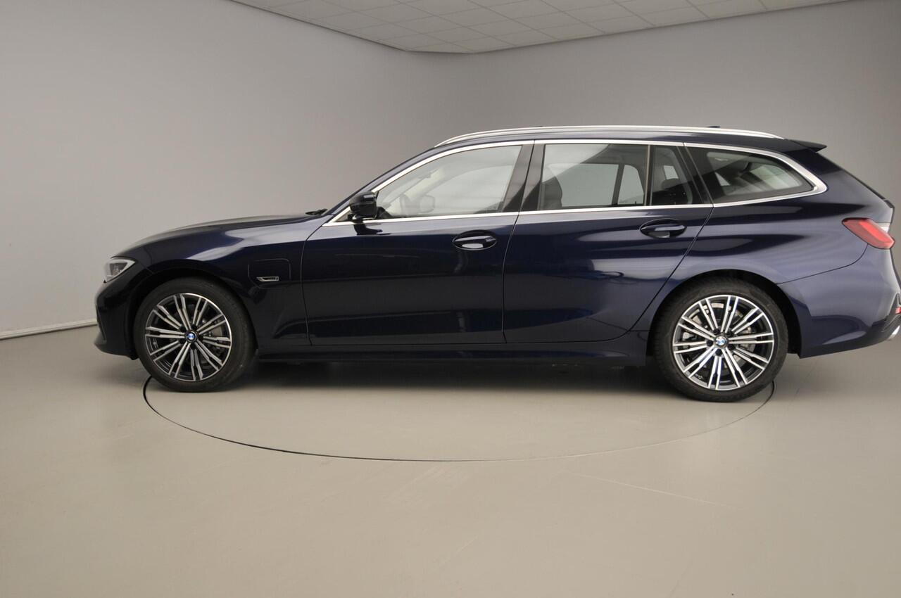 BMW 3-SERIE Touring 330e | Laserlicht | Leder | Navigatie | Schuifdak | Sportstoelen | Chrome line | DAB | Hifi speakers | Alu 18 inch