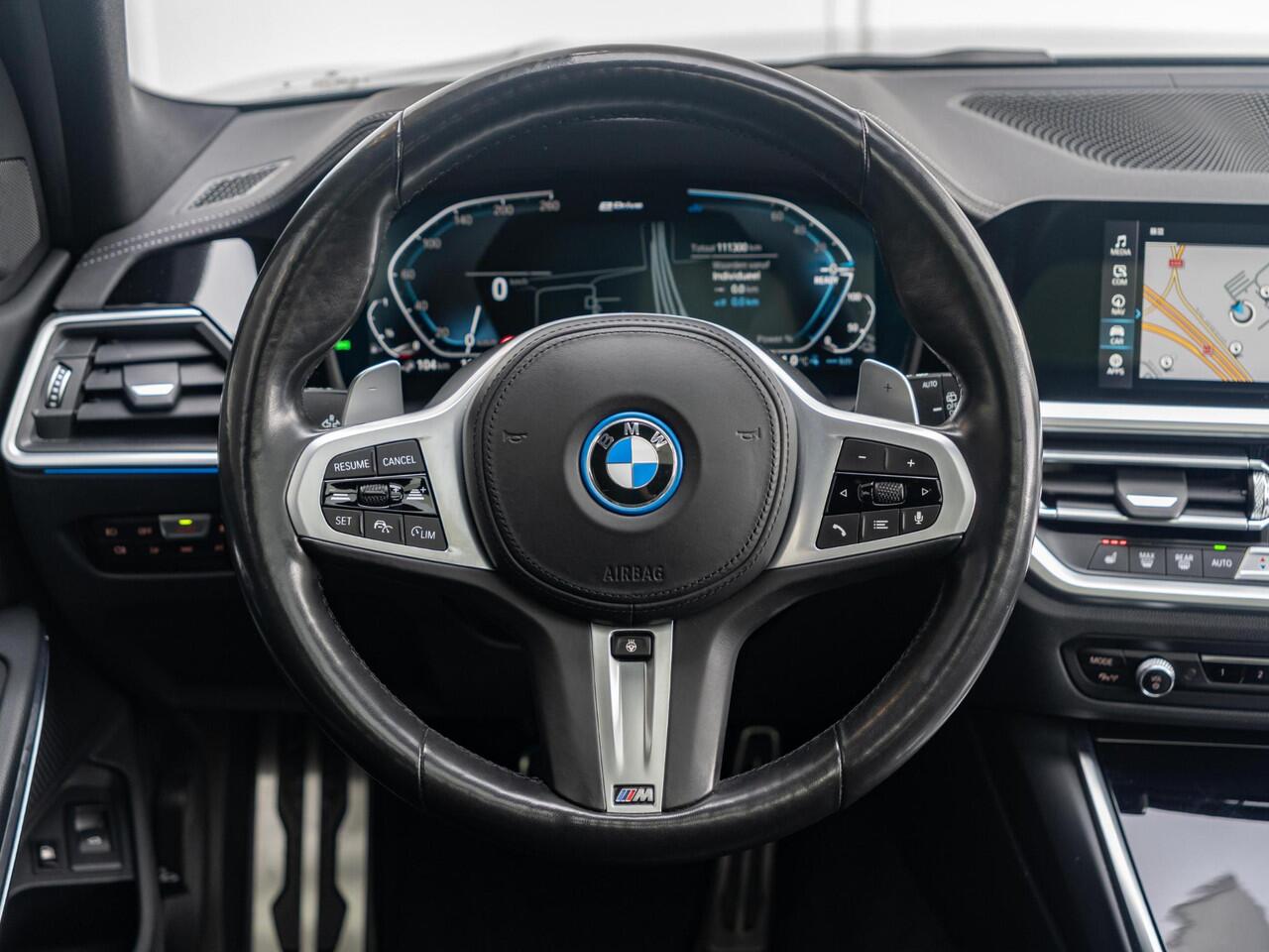 BMW 3-SERIE Touring 330e xDrive | M Sport | Innovationspakket | Verwarmd Stuurwiel | Comfort Access | Achteruitrijcamera | Panoramadak | Stoelverwarming | Head-Up Display | Laserlight | Trekhaak