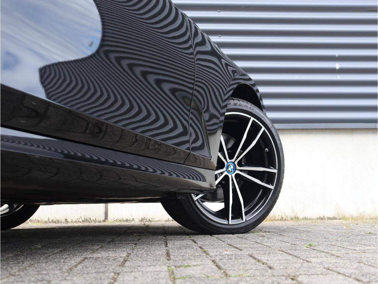 BMW 3-SERIE Touring 330e xDrive | High Executive | M Sportpakket | Panodak | Harman Kardon | Elektr. Voorstoelen | Head-Up | Driving Assistant | Adaptive Cruise Control | Parking Assistant Plus | Comfort Access | 19'' LMV