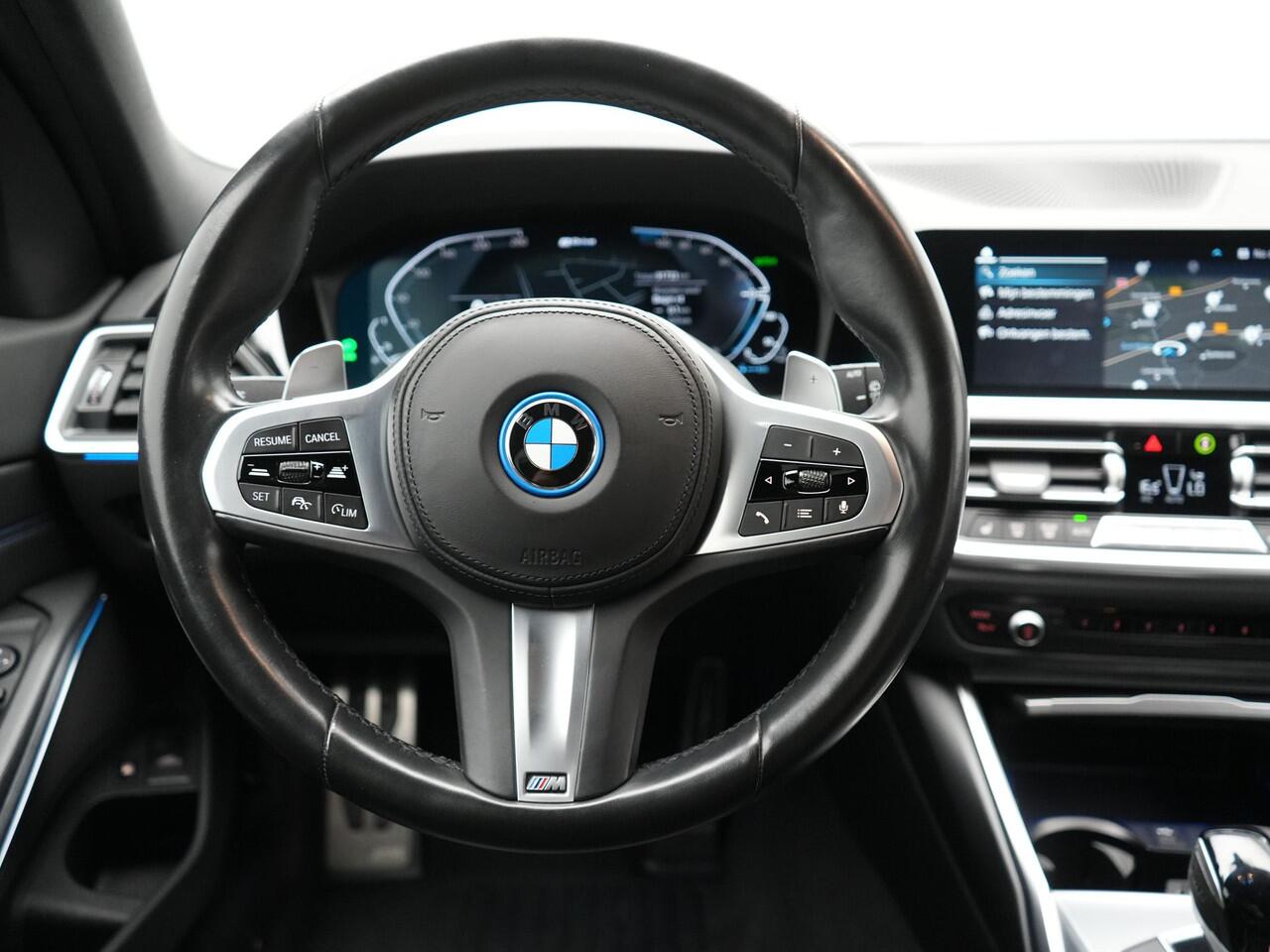 BMW 3-SERIE Touring 330e M Sport Plug In Hybrid 293pk Dealer O.H PHEV | Trekhaak Af Fabriek | Panodak | Head Up | Adaptive Cruise | Apple Carplay | Sfeerverlichting | Alcantara Sportstoelen Verwarmd | Navigatie | Virtual | DAB |