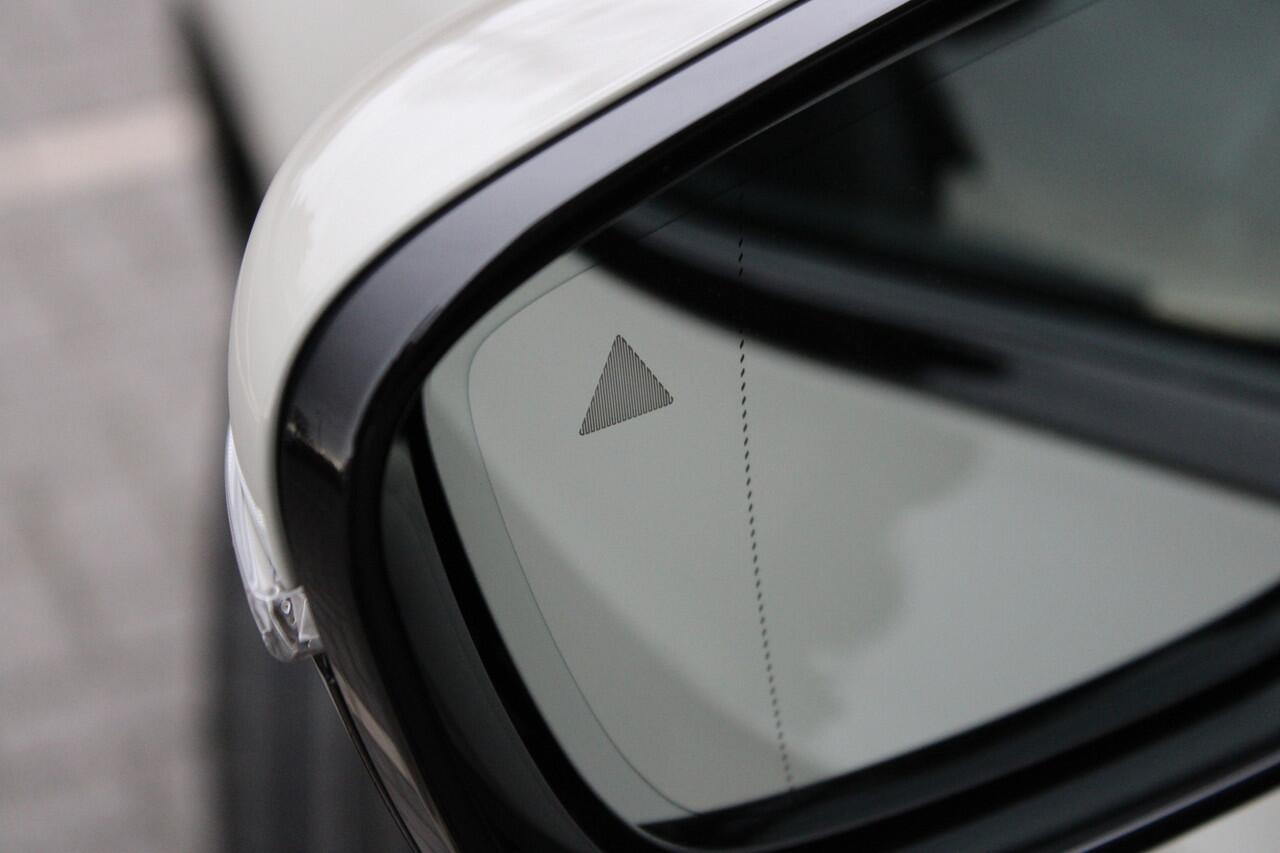 BMW 3-SERIE Touring 330e High Executive M Sport Automaat / Panoramadak / Trekhaak / Adaptieve LED / Sportstoelen / Comfort Access / Parking Assistant Plus / Stuurverwarming