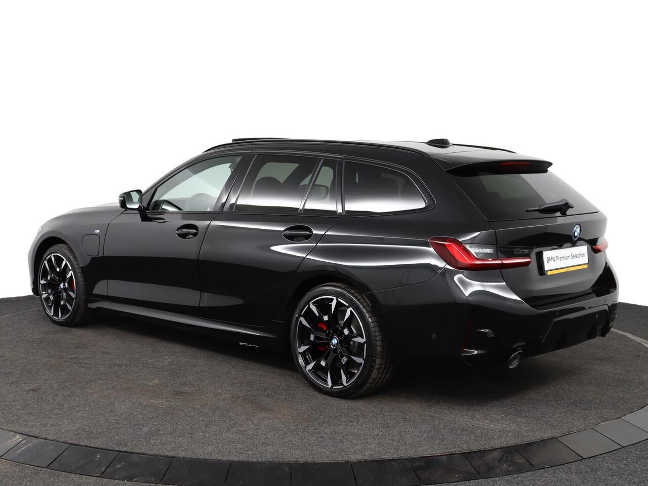 BMW 3-SERIE Touring 330e xDrive M Sportpakket Pro | Trekhaak | Panoramadak | Harman Kardon | Active Cruise Control | Comfort Access