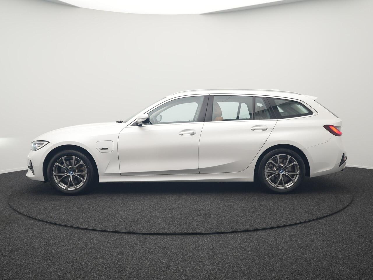 BMW 3-SERIE Touring 320e Sportline Plug In Hybrid 204pk Dealer O.H PHEV | Lederen Sportstoelen Verwarmd | Sfeerverlichting | Apple Carplay | Navigatie | Cruise Control | Virtual | DAB |