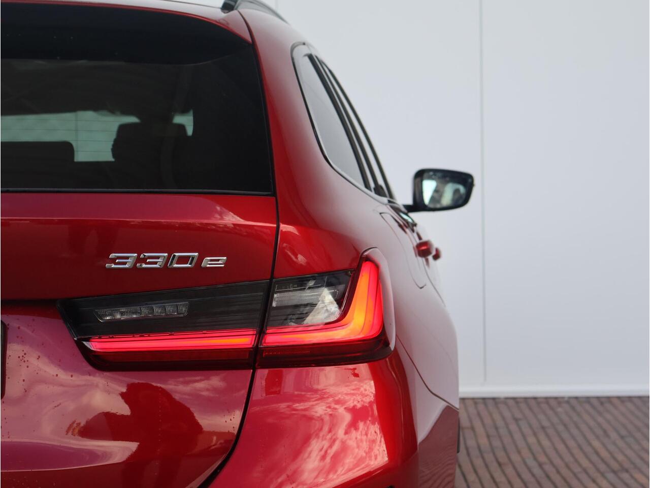 BMW 3-SERIE Touring 330e M Sportpakket/ Comfort Access/ Elektrische Trekhaak/ Achteruitrijcamera/ panoramadak/ Sportstoelen/ Stoelverwarming/ HiFi/ Active Cruise Control