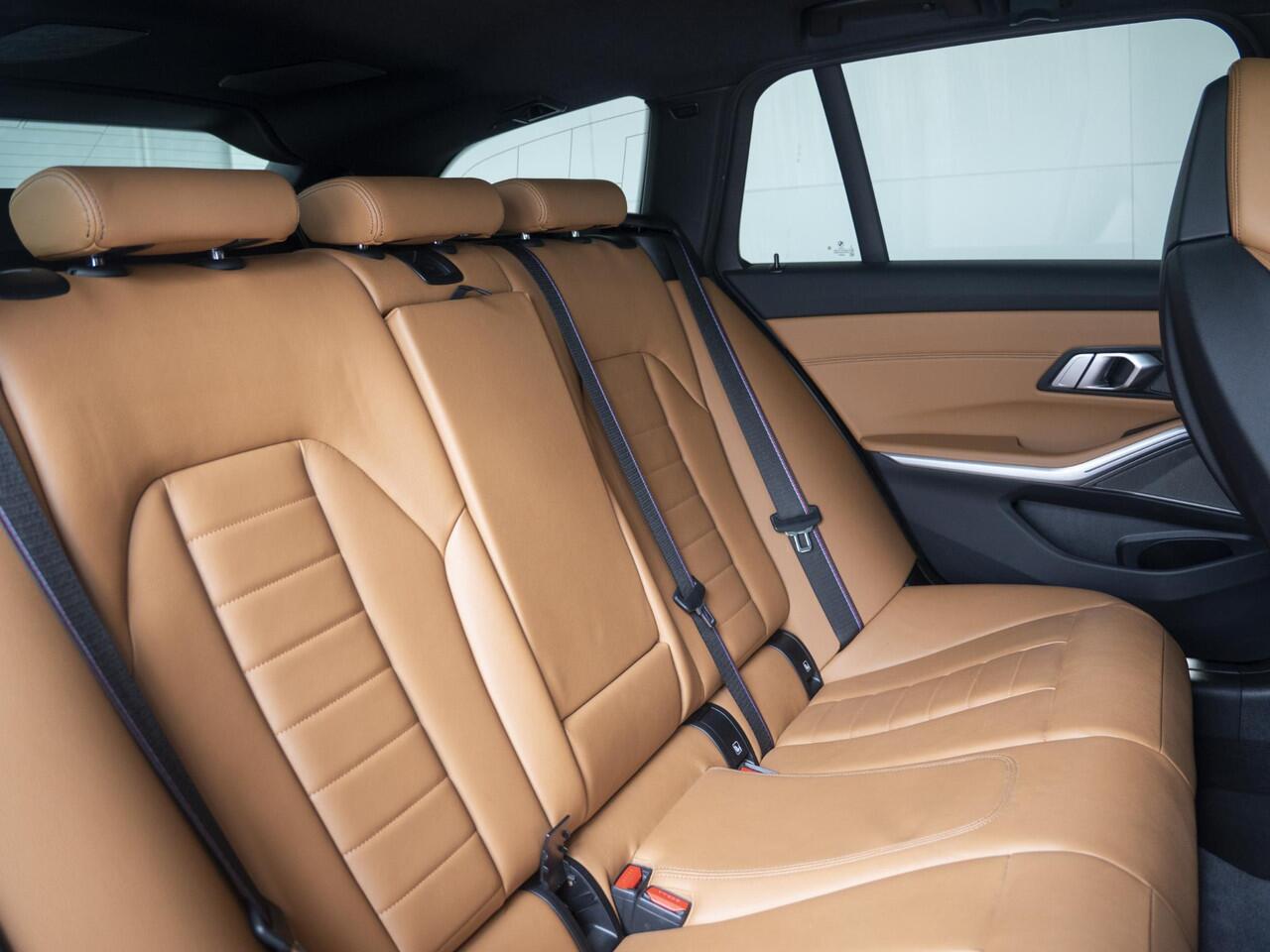 BMW 3-SERIE Touring M340i xDrive | Innovationspakket | Parking Assistant | Verwarmd Stuurwiel | Comfort Access | Achteruitrijcamera | Harman Kardon | Panoramadak | Head-Up Display | 19'' | Trekhaak