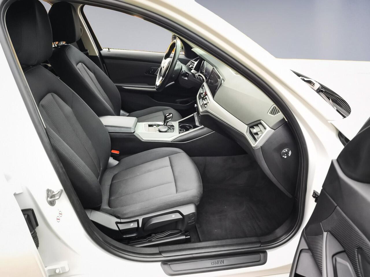 BMW 3-SERIE Touring 320i Business Edition 1e-Eig. & Dealer-Onderh. BOVAG-Garantie. NL-Auto.