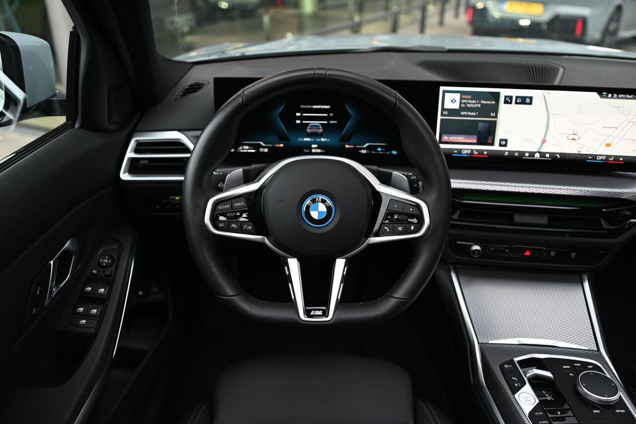 BMW 3-SERIE Touring 330e M Sport Automaat / Panoramadak / Trekhaak / Sportstoelen / Achteruitrijcamera / Comfort Access / Active Cruise Control / Parking Assistant