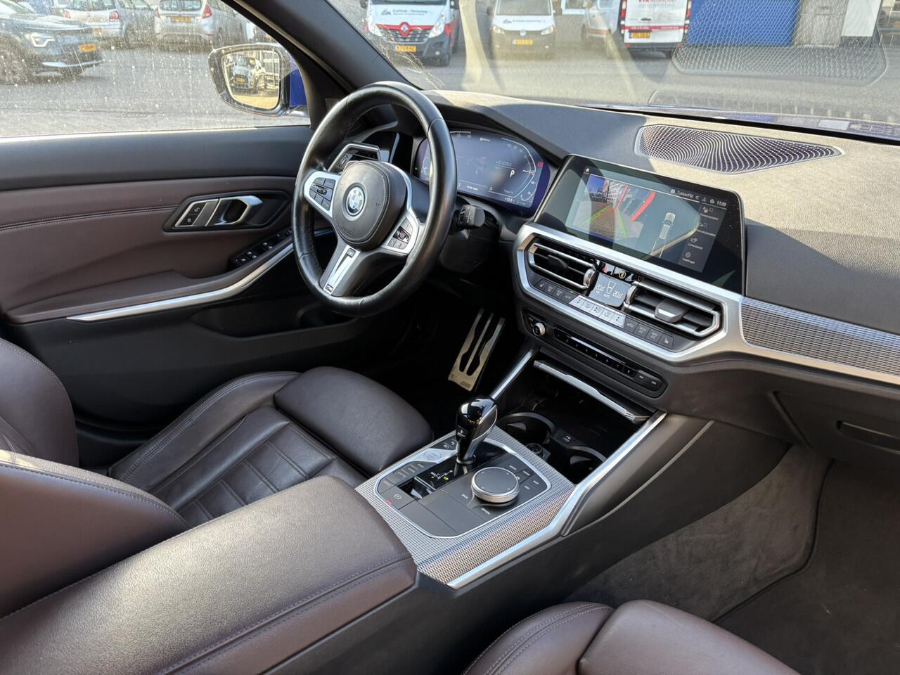 BMW 3-SERIE Touring /320e Business Edition Plus M Sport Pakket / Portimao Blau / Stoel & Stuurverwarming / Wegklapbare Trekhaak /