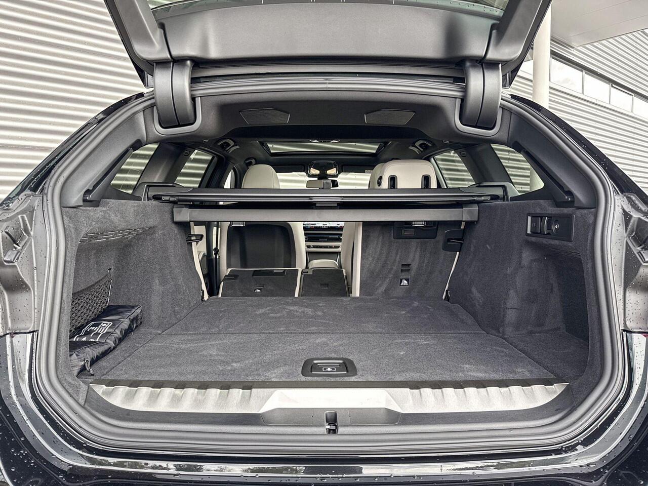 BMW 3-SERIE Touring 330e M Sportpakket Pro / Innovation Pack / Comfort Pack / Trekhaak / Panoramadak / Galvanische afwerking voor bedieningselementen