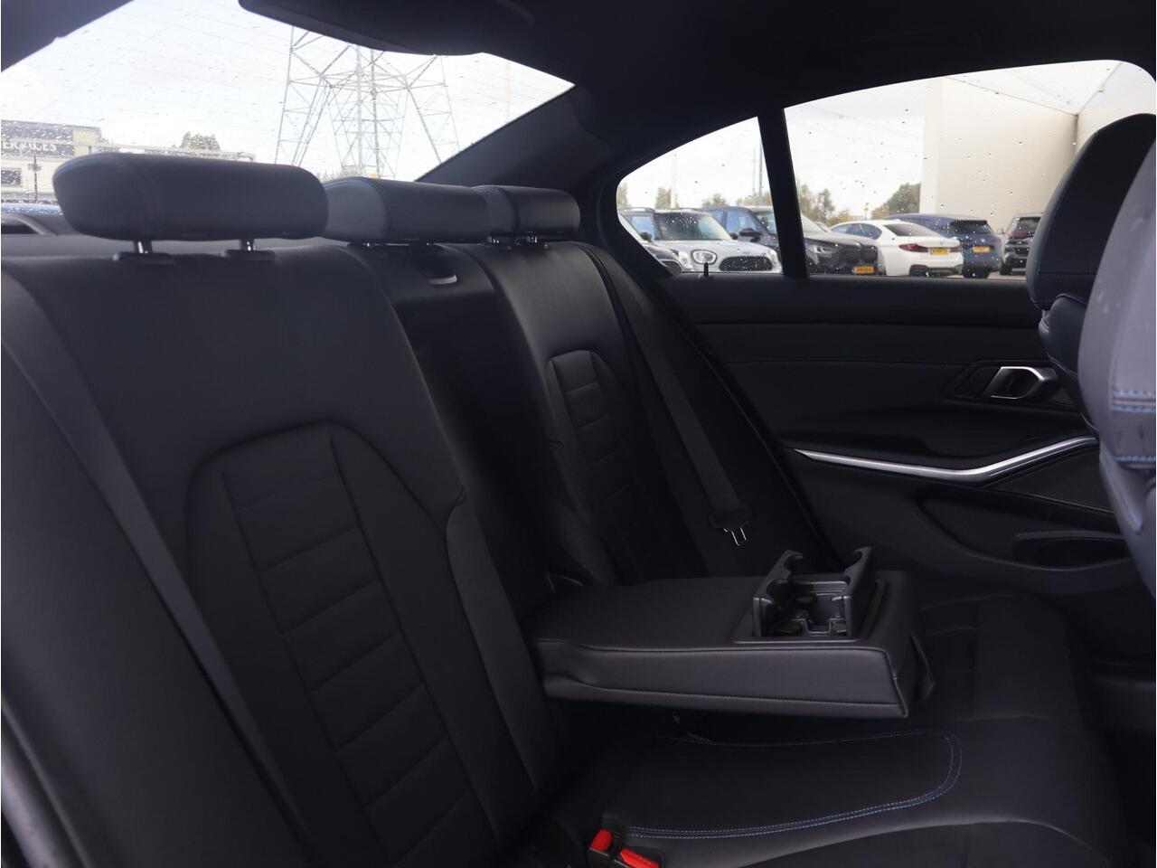 BMW 3-SERIE 330e xDrive M-Sportpakket / Harman Kardon / Elektrisch Verstelbare Stoelen / Active Cruise control / Schuif - Kanteldak / 19 '' /