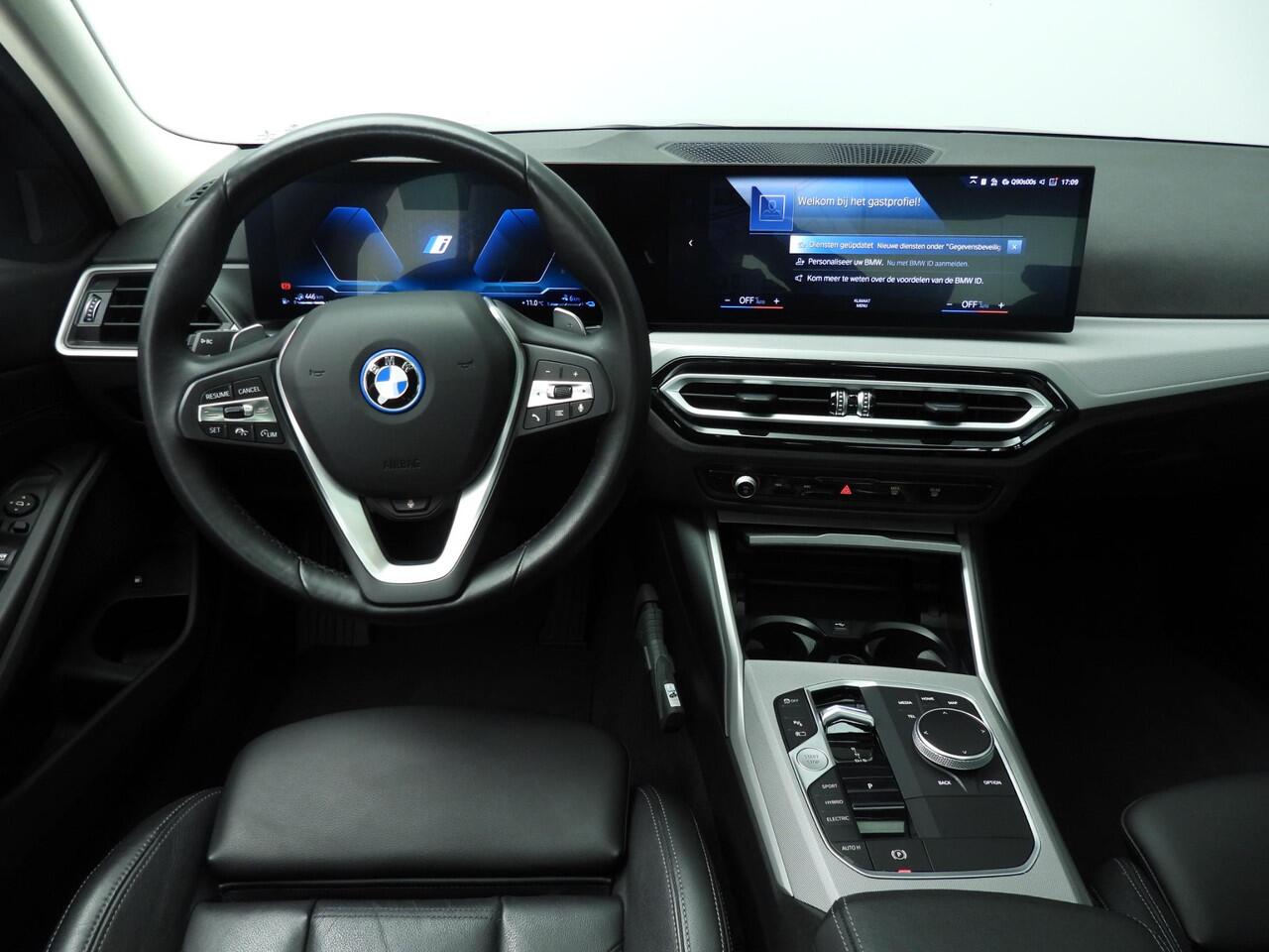 BMW 3-SERIE Sedan 330e | LED | Leder | Navigatie | Active cruise | Schuifdak | DAB | Hifi speakers | Alu 17 inch