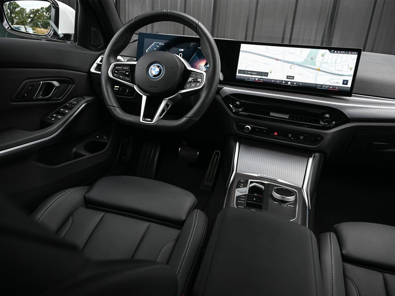 BMW 3-SERIE Touring 330e xDrive M-SPORT | FACELIFT | ACCU 19,5 kWh | ACTIVE CRUISE | HIFI AUDIO | CAMERA | FULL-LED | STUUR- EN STOELVERWARMING | EL. TREKHAAK