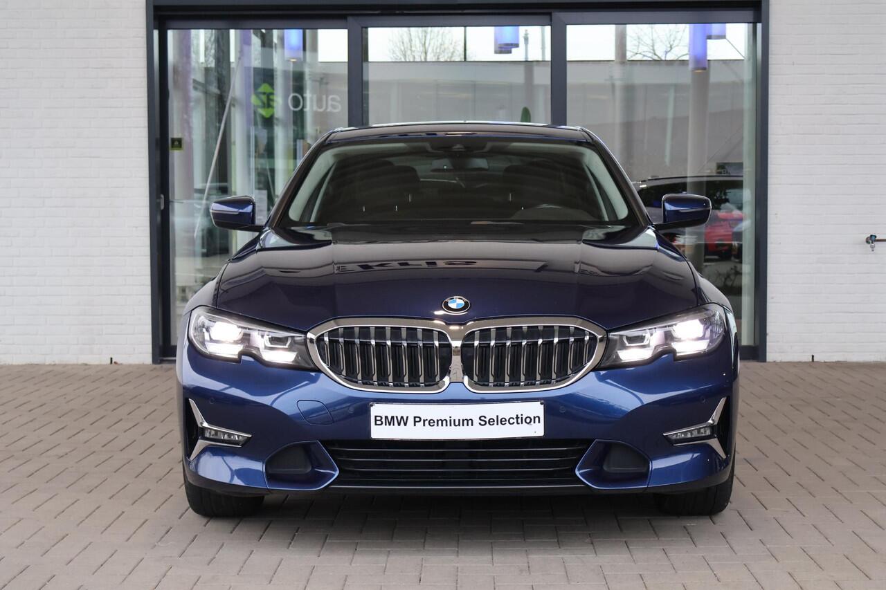 BMW 3-SERIE 320i High Executive | Luxury Line | Voorstoelen Verwarmd | Apple Carplay
