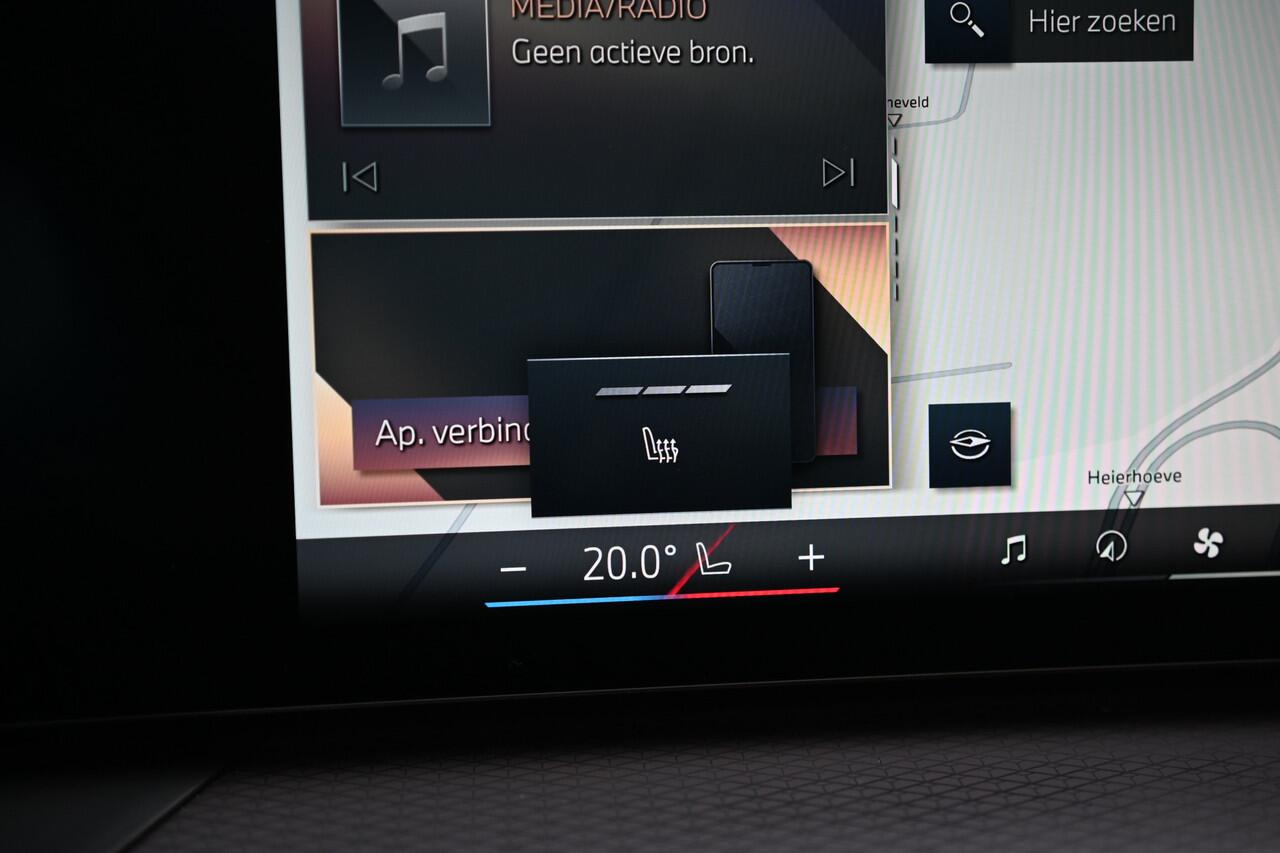 BMW 3-SERIE Touring 330e xDrive M Sport Automaat / Panoramadak / Trekhaak / Sportstoelen / Achteruitrijcamera / Adaptieve LED / Widescreen Display