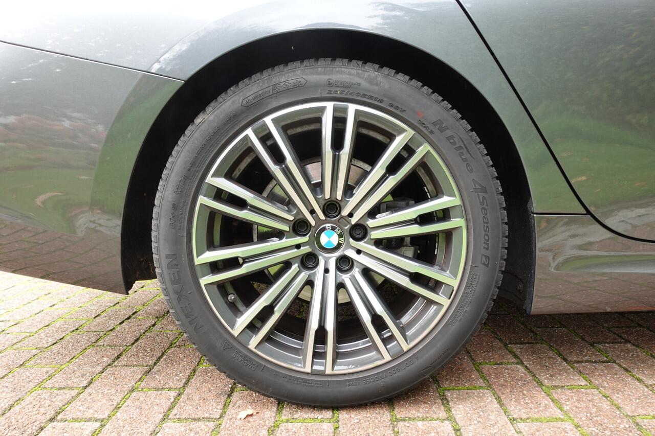 BMW 3-SERIE Touring 320i High Executive M-SPORT | Pano | LED | CarPlay | Stoelverw. | Elektr. klep | Camera |