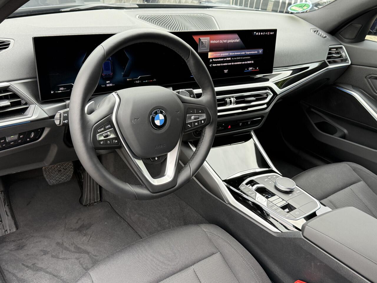 BMW 3-SERIE Touring 318i | Driving Ass. | Widescreen | Trekhaak | Stoel + Stuurverw. | Camera | M hemel Anthrazit