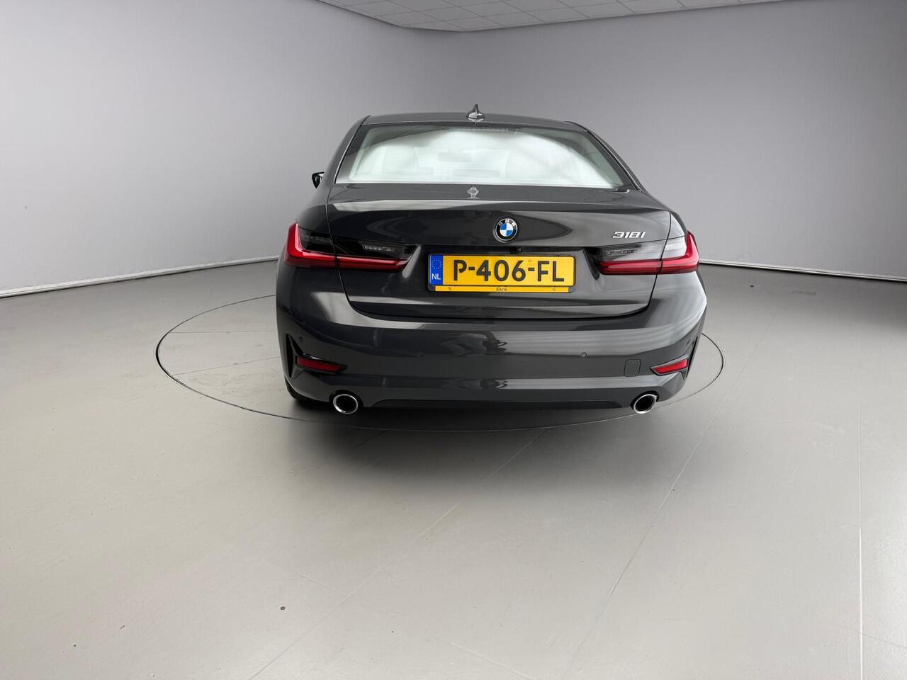 BMW 3-SERIE Sedan 318i | Laserlicht | Leder | Navigatie | Sportstoelen | Stoelverwarming | DAB | Hifi speakers | Alu 17 inch