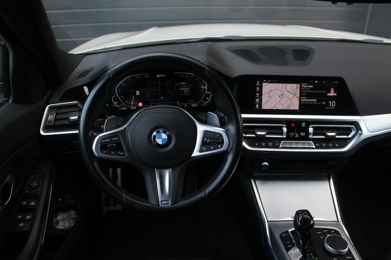 BMW 3-SERIE Touring 330e M Sport | 18" L.M.| Keyless | Camera | Elektrische Achterklep | Stoelverwarming | Mineral-weiss