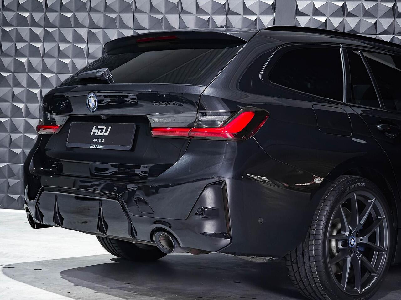 BMW 3-SERIE Touring 330e xDrive M Sport Pro | Pano | H/K | M-Tech Stoelen | HUD | Memo | Topv | Side | ACC | 19"M-Performance | Leer |