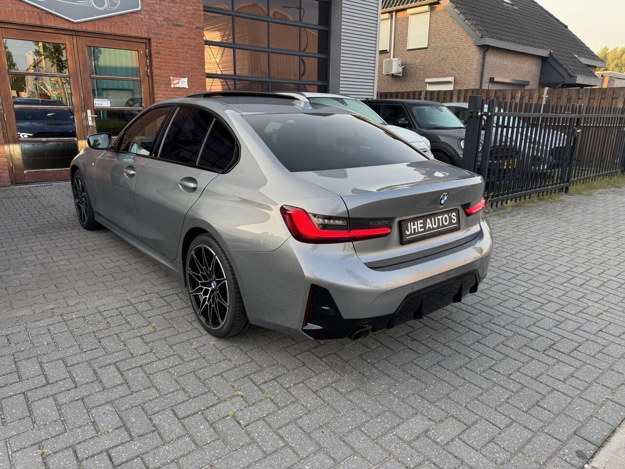 BMW 3-SERIE 318i | Pano | M Sport | LED | Stoelverwarming | Navigatie en meer!