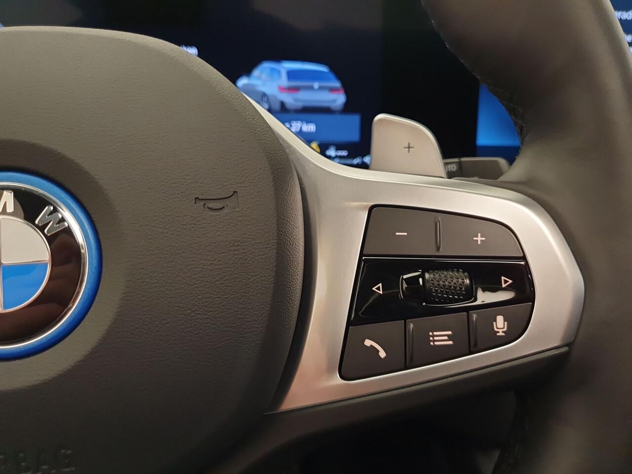 BMW 3-SERIE Touring 330e M-Sport Wegklapbare trekhaak, Panoramadak, ACC