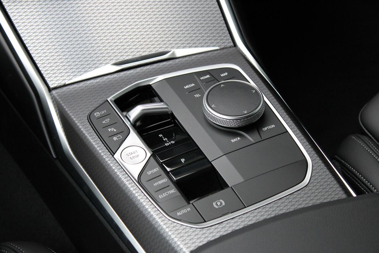 BMW 3-SERIE 330e High Executive M Sport Automaat / Schuif-kanteldak / Sportstoelen / Parking Assistant Plus / Comfort Access / Adaptieve LED / Stuurverwarming / Live Cockpit Professional