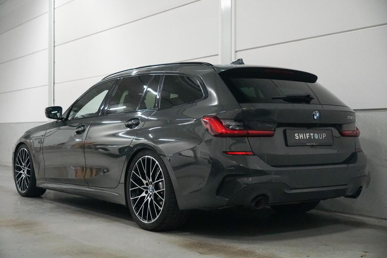 BMW 3-SERIE Touring 330e M-Sport | Panoramadak | Harman Kardon | Head Up | 20" | Elektr. Trekhaak