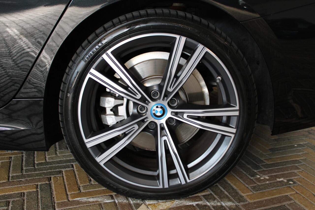 BMW 3-SERIE Touring 320e M-Sport | Incl. 12 maanden garantie | Assisted driving | Trekhaak uitklapbaar | Stoel/stuurverwarming | Climate control | Apple carplay/Android auto | Dealeronderhouden |