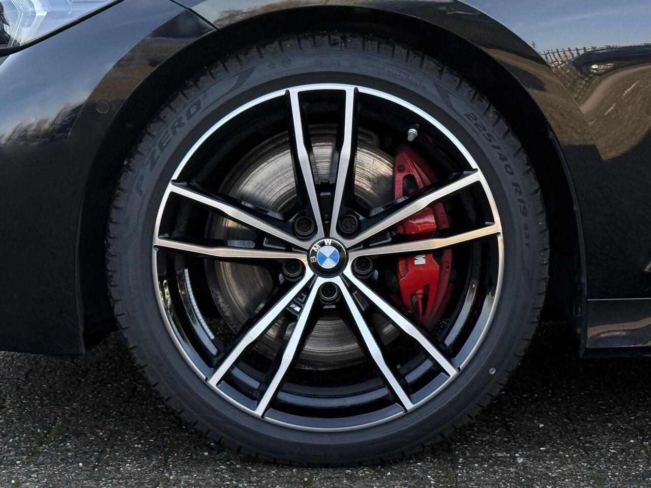 BMW 3-SERIE Touring 320i | M-Sport Pro | Panorama | 19" | Getint glas | Rode remmen | Camera | BSI - 3jr - 40.000 km