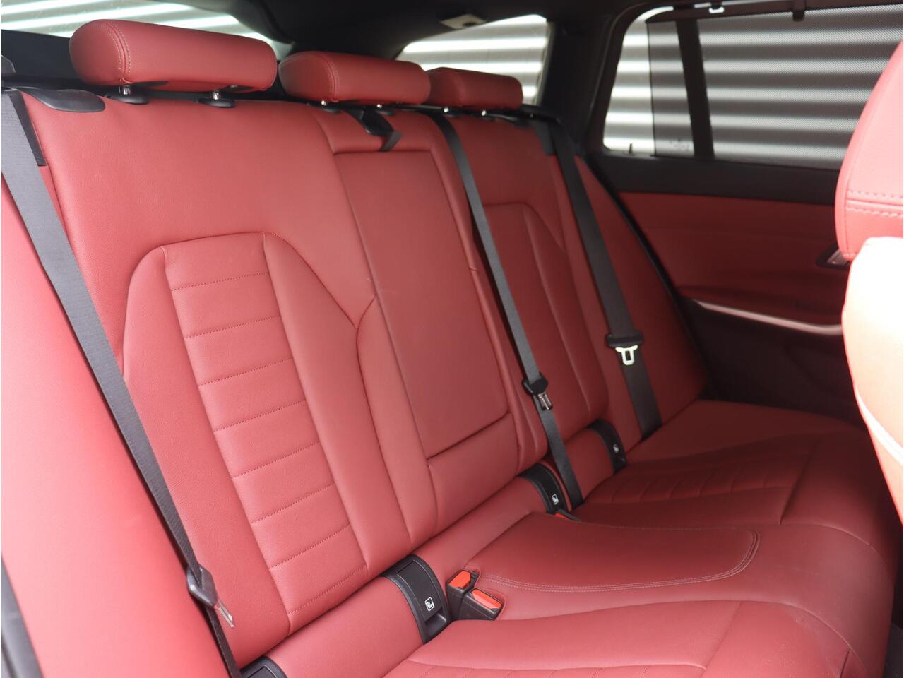 BMW 3-SERIE Touring 320e | High Executive | M Sportpakket | Panodak | Hi-Fi | Getint Glas | 19'' LMV