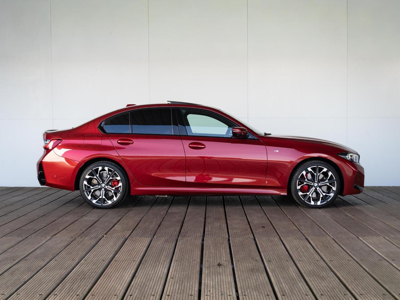 BMW 3-SERIE Sedan 330e | M Sportpakket Pro | Innovation Pack | Comfort Access | Schuif-/kanteldak | Stoelverwarming | Trekhaak