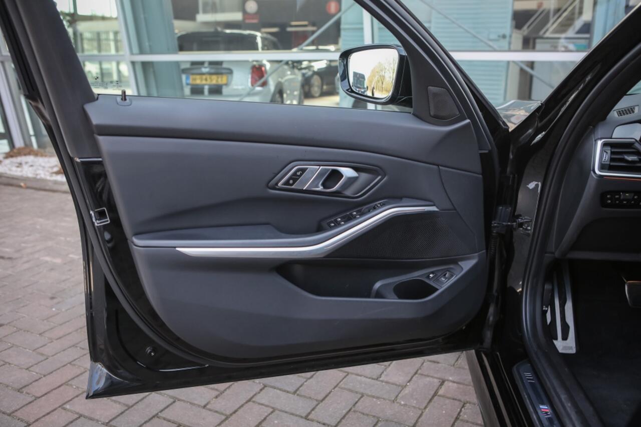 BMW 3-SERIE 330e M Sport | Trekhaak | Achteruitrijcamera | Adaptieve Cruise