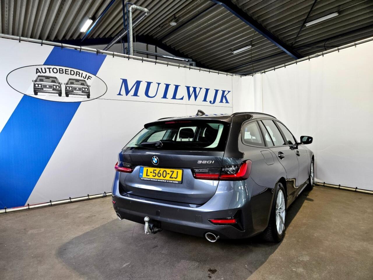 BMW 3-SERIE Touring 320i Business Edition / Trekhaak / Full LED / NL Auto
