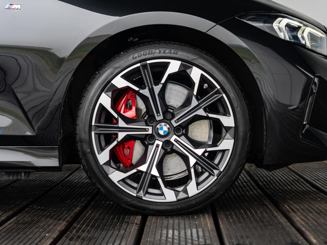 BMW 3-SERIE Sedan 330e | M Sportpakket Pro | Comfort Pack | Comfort Access | Achteruitrijcamera | Schuif-/kanteldak | Stoelverwarming | 19''