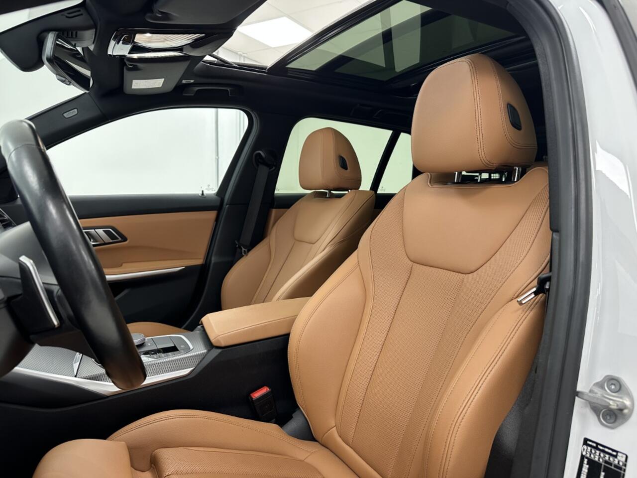 BMW 3-SERIE 330e xDrive M-Sport | Cognac bekleding | Panoramadak | Head-up-D