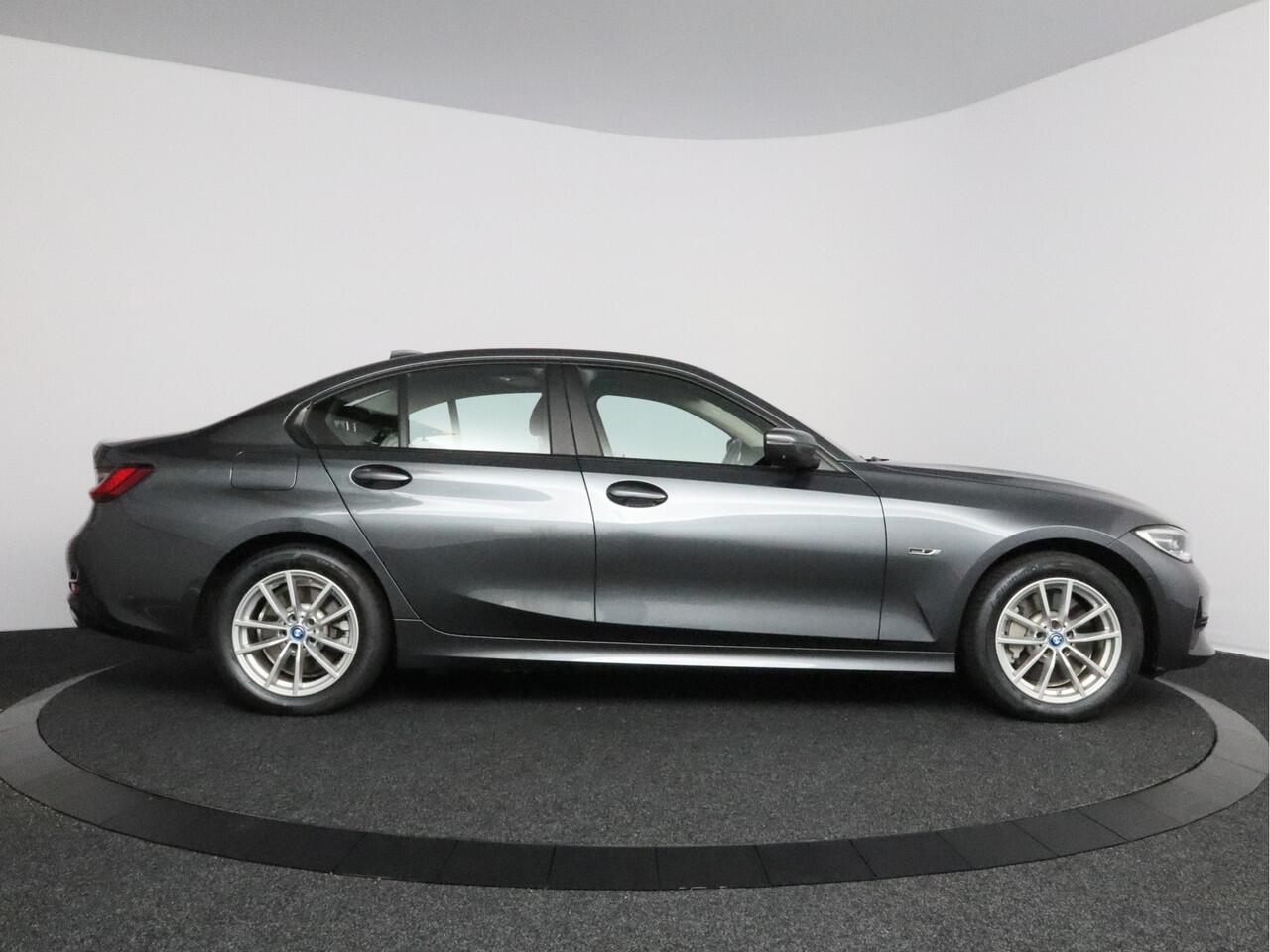 BMW 3-SERIE 330e | LED | 360° camera | Schuif-kanteldak | Laser LED-koplampen