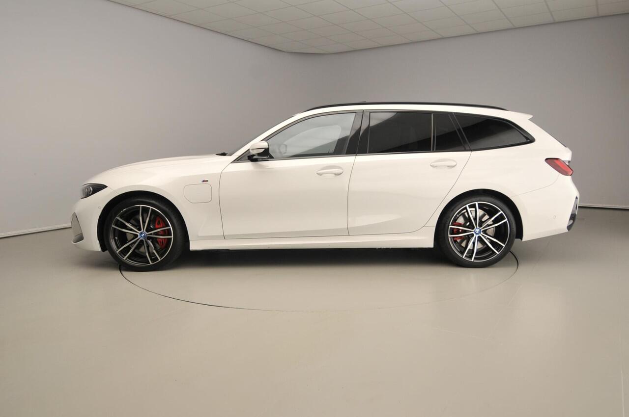 BMW 3-SERIE Touring 330e | M-Sportpakket | LED | Leder | HUD | Schuifdak | Elektr. zetels | Keyles go | DAB | Hifi speakers | Alu 19 inch