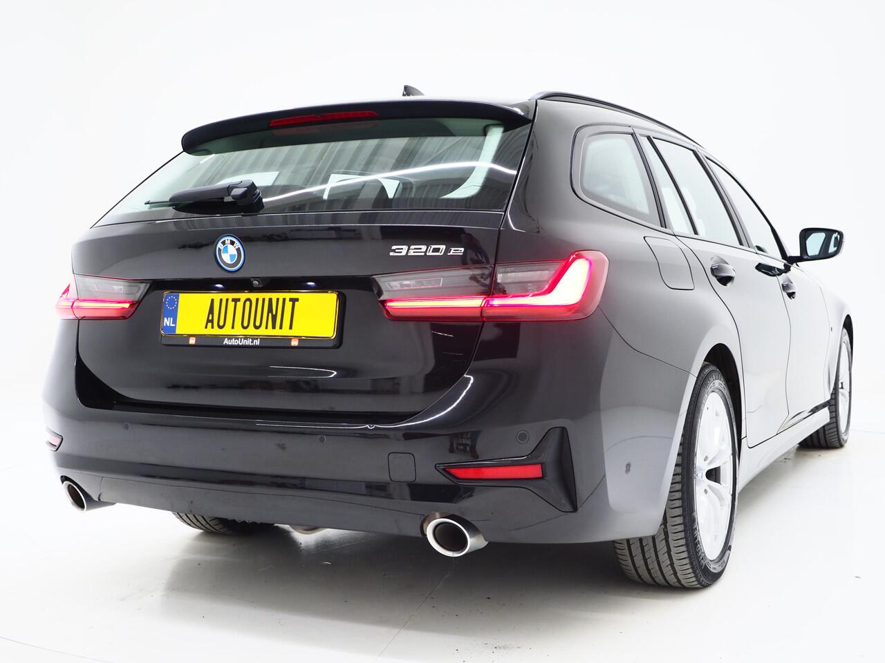BMW 3-SERIE Touring 320e Shadow Line | Camera | Trekhaak | Leder | Virtual | Cruise | DAB | LED | Carplay
