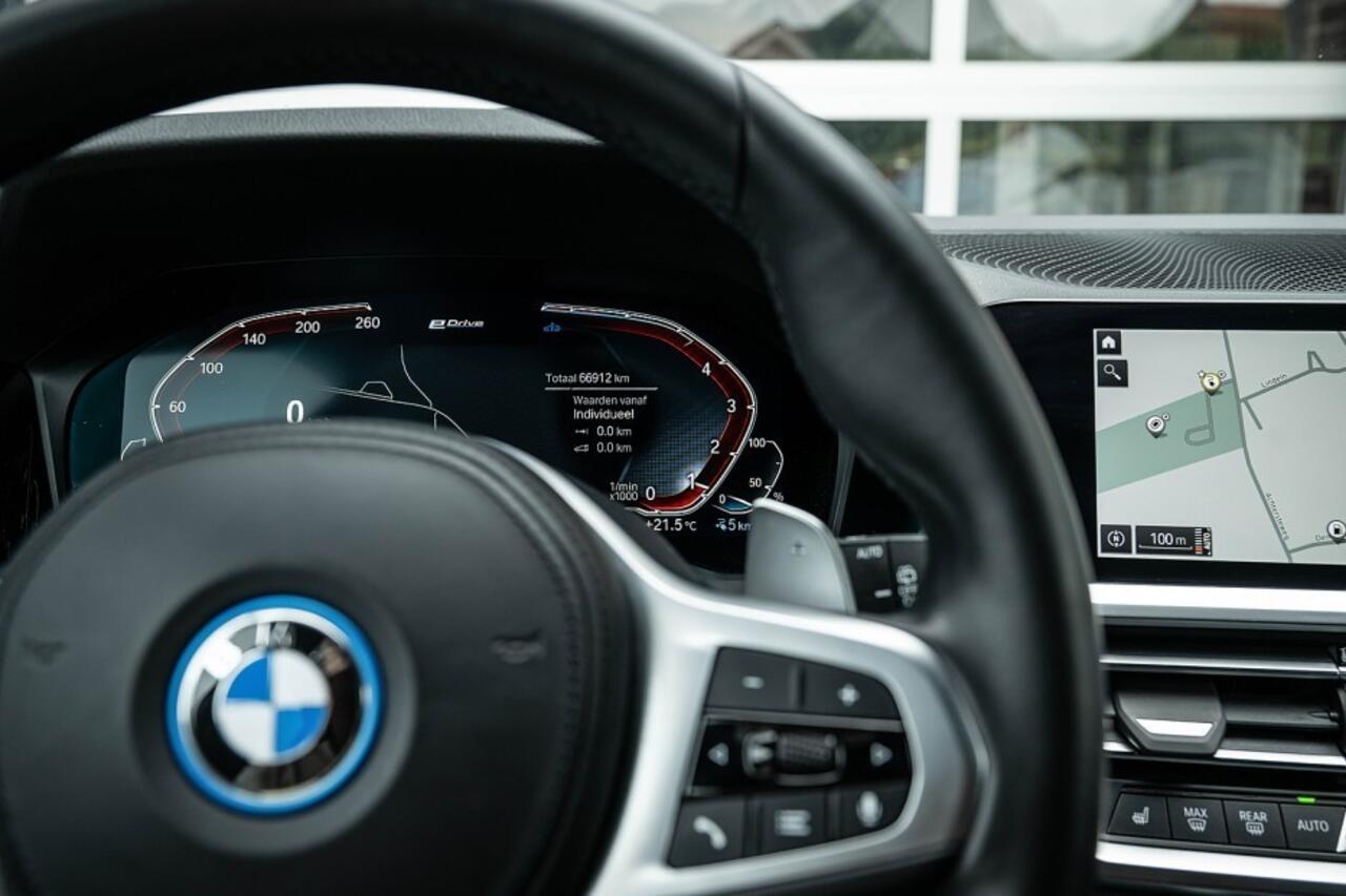 BMW 3-SERIE 330e xDrive M-Sport | Shadow | Adapt. Cruise | Trekhaak | 18' inch |