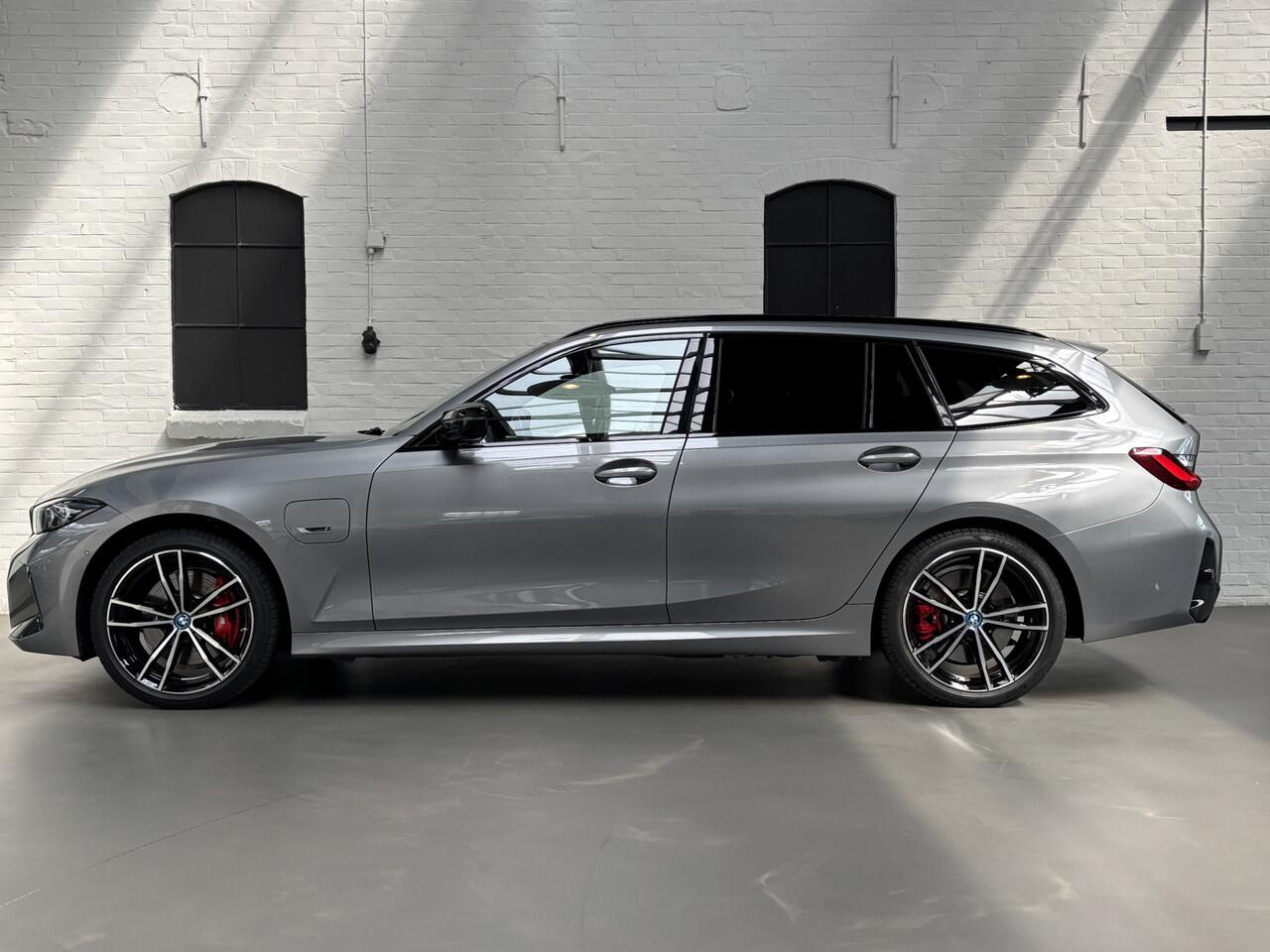 BMW 3-SERIE Touring 330e xDrive CAMERA / NL AUTO / M STOELEN / TREKHAAK / M PAKKET