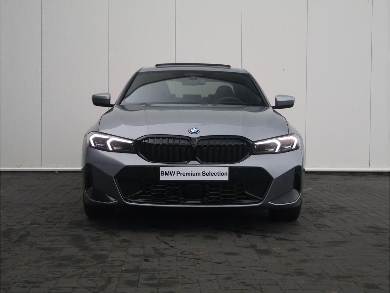 BMW 3-SERIE 330e M Sportpakket Pro/ Stuurwiel verwarmd/ Comfort Access/ Elektrische Trekhaak/ Schuif-Kanteldak/ M Sportstoelen/ Harman-Kardon/ Driving Assistant Professional