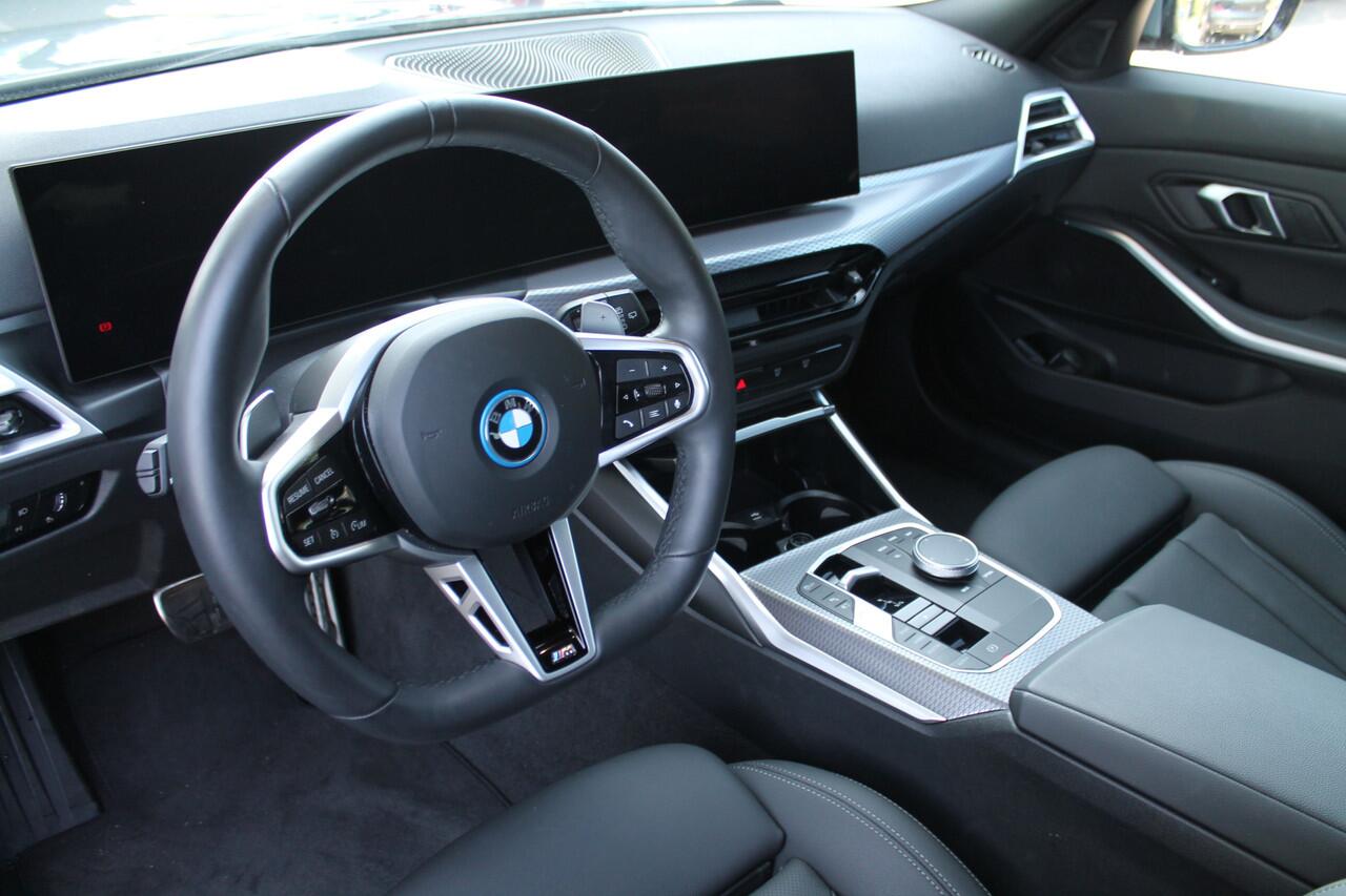 BMW 3-SERIE Touring 330e M Sport Automaat / Sportstoelen / Achteruitrijcamera / Stoelverwarming / Adaptieve LED / Parking Assistant / PDC / Cruise Control / Live Cockpit Plus