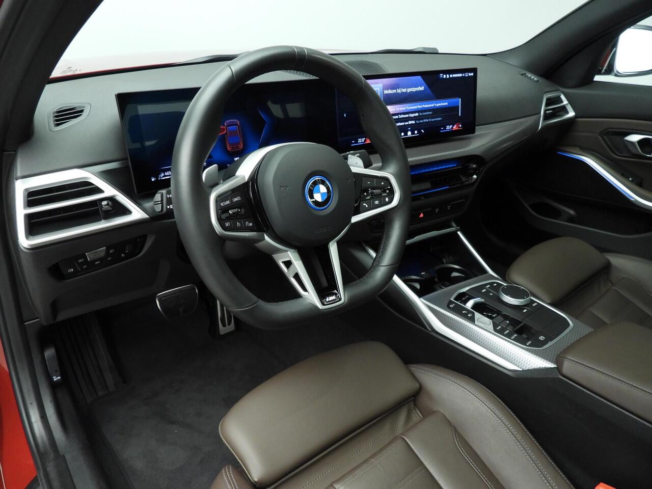 BMW 3-SERIE Sedan 330e | M-Sportpakket | LED | Leder | Navigatie | Trekhaak | Schuifdak | Stoelverwarming | DAB | Alu 19 inch