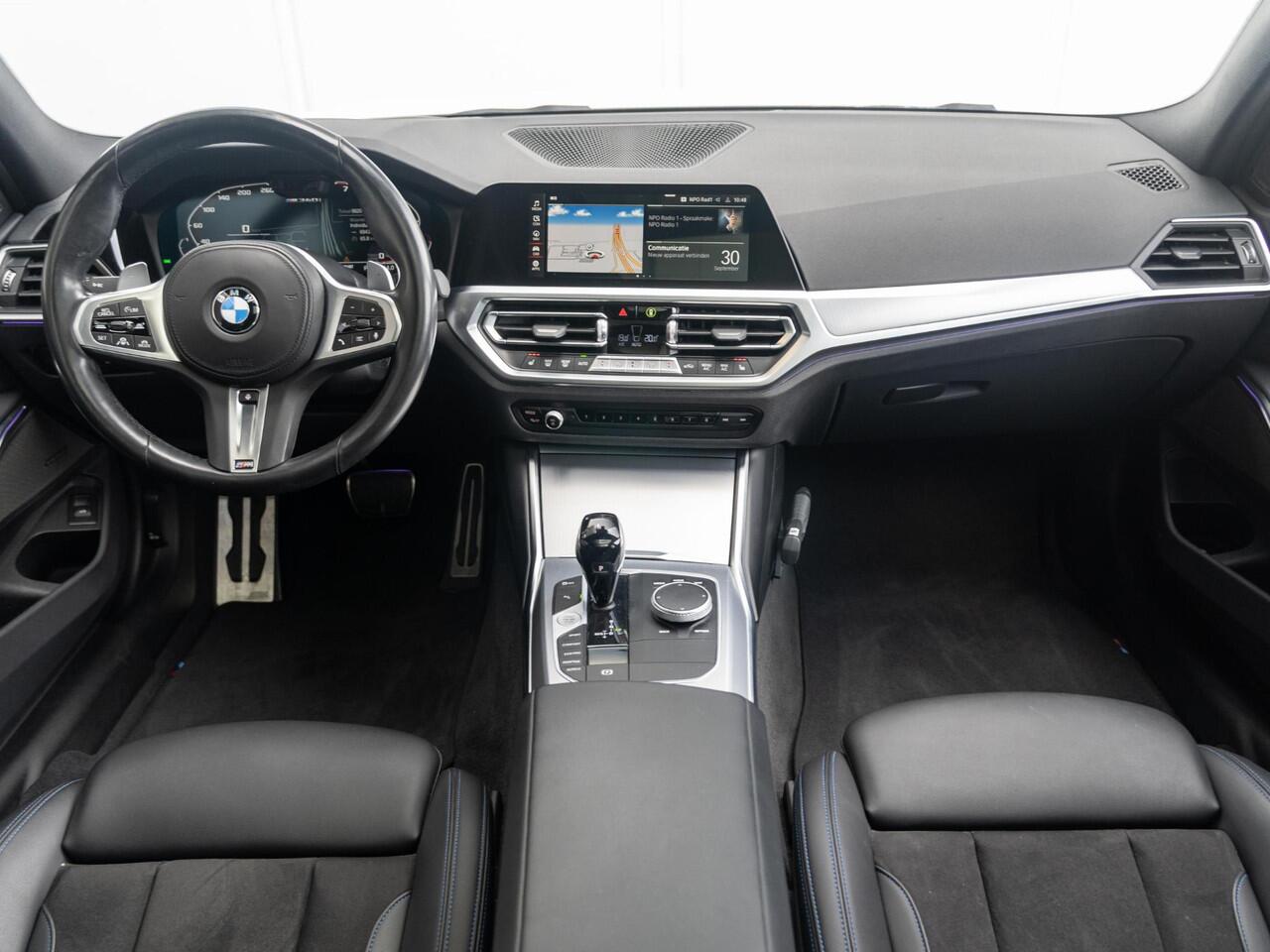 BMW 3-SERIE Touring M340i xDrive | Innovationspakket | Verwarmd Stuurwiel | Comfort Access | Panoramadak | Stoelverwarming | Laserlight | Head-Up Display | Harman Kardon | 19''